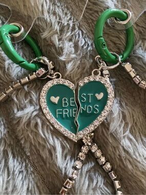 1-set of 2 Best Friends Split Heart Cell Hand Lanyard (random color)